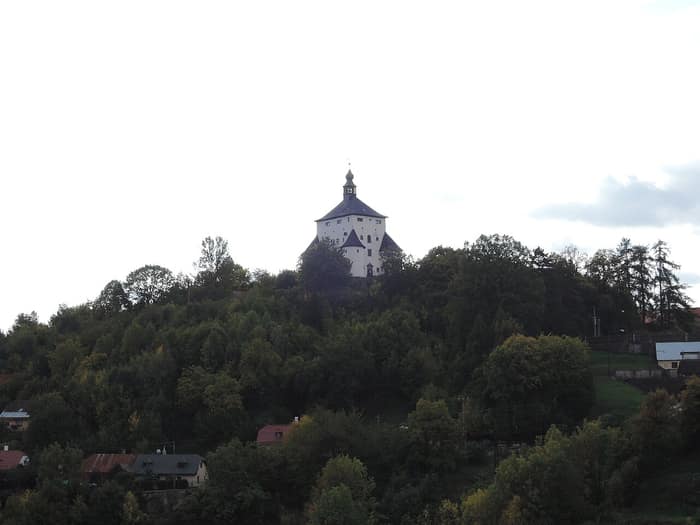 Nový zámok rising above the town