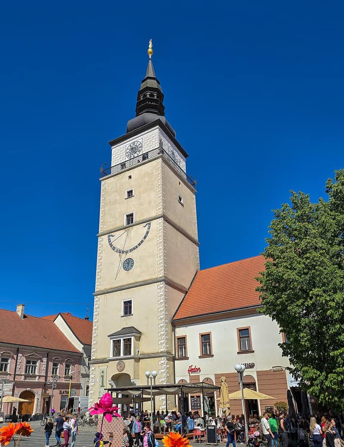 Blick auf den Stadtturm im Zentrum von Trnava
