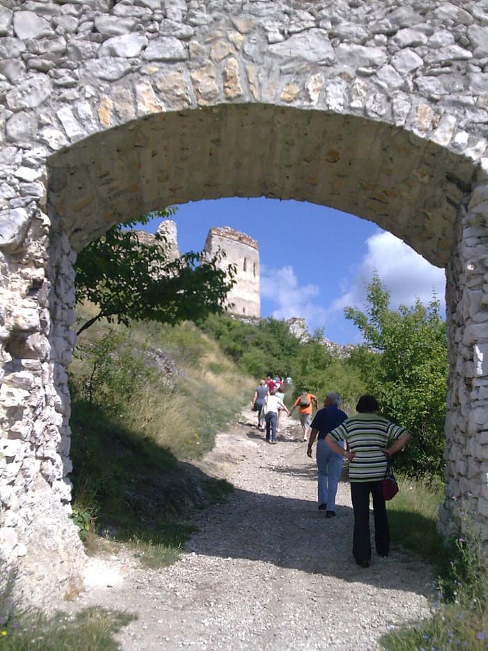 Die Ruine der Burg Čachtice oberhalb des Dorfes