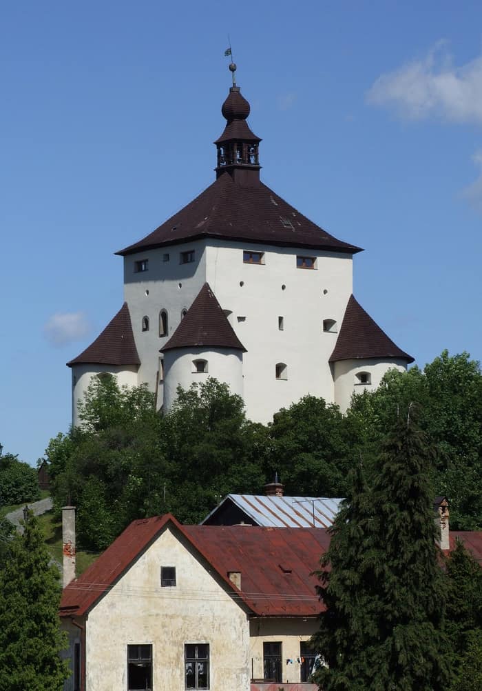 Nový zámok on its hill above Banská Štiavnica