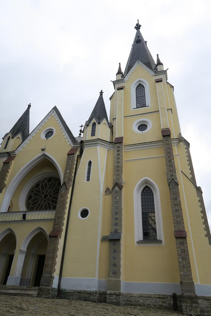A Látogatás-bazilika, kilátás a templomra a hegyről