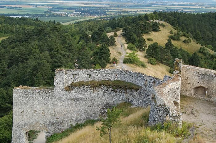 Ein Tor der Befestigung der Burg Čachtice