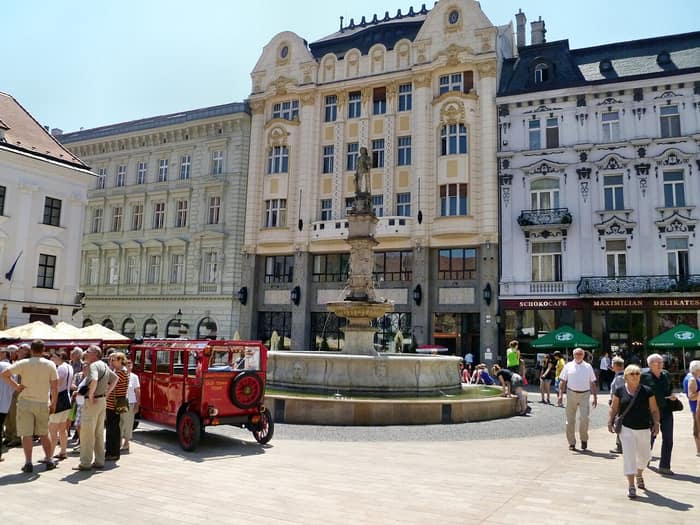 The Roland Fountain among the buildings of the Main Square