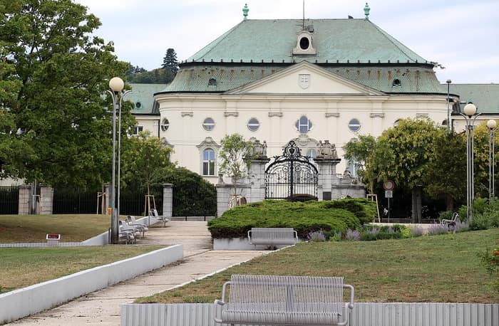 Az Érseki nyári palota barokk főhomlokzata