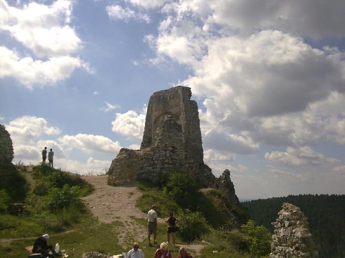Ein Turm der Ruine Čachtice
