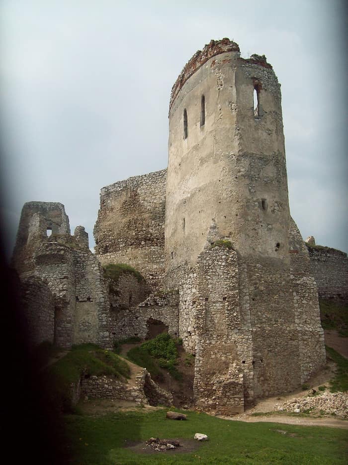 Die Ruine der Burg Čachtice auf dem Hügelkamm