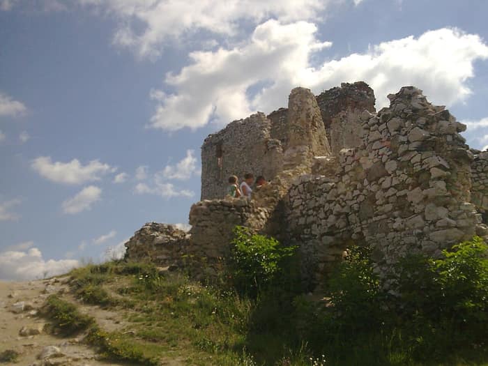 Mauern der Festung Čachtice