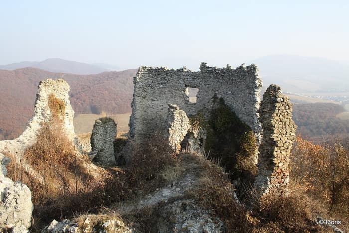 Jeszenő várromjának kőfalai