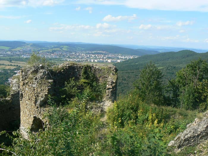 Jeszenő várának kapuja és falai