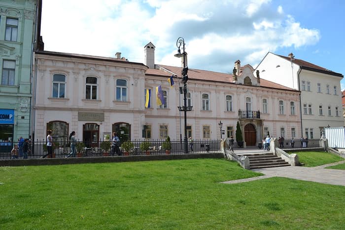 A kassai érseki palota homlokzata a Hlavná utca 28. szám alatt