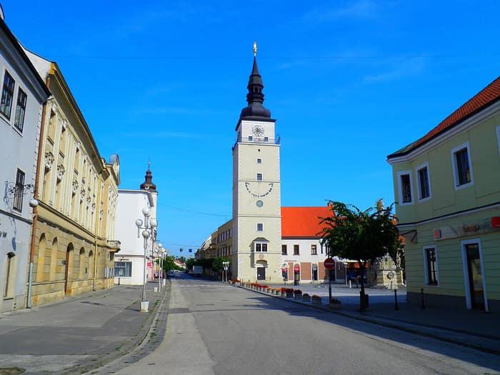 Der Turm von Trnava vor dem Himmel