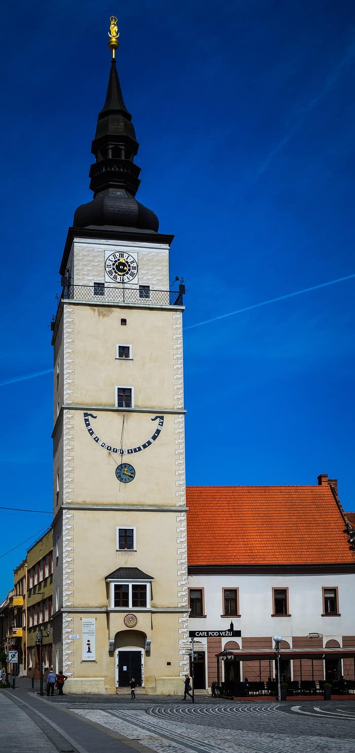 Der Stadtturm von Trnava vom Platz aus gesehen