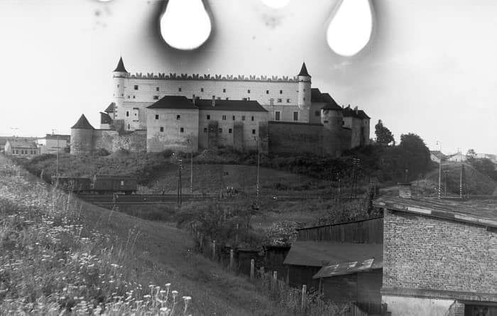 Historická čiernobiela fotografia Zvolenského zámku (Zólyom vára)